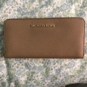 Michael Kors wallet in perfect condition